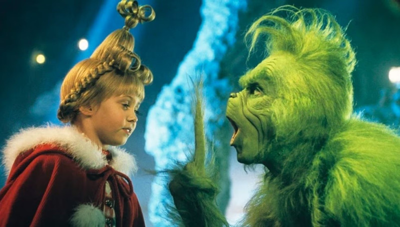 "Grinch" es caracterizado por una criatura verde, solitaria y amargada que planea arruinar la Navidad a los habitantes de un pueblo feliz.