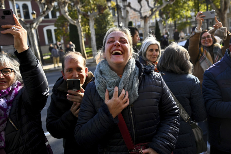 Unas personas festejan al conocer los números ganadores del premio mayor la lotería española