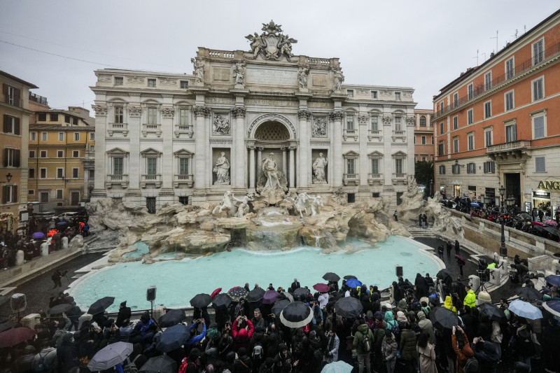 La gente admira la Fuente de Trevi del siglo XVIII