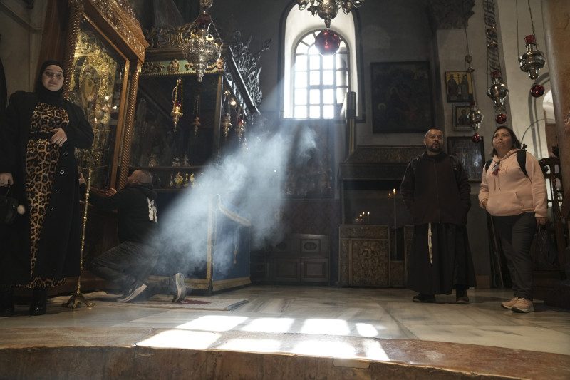 Los fieles visitan la Iglesia de la Natividad