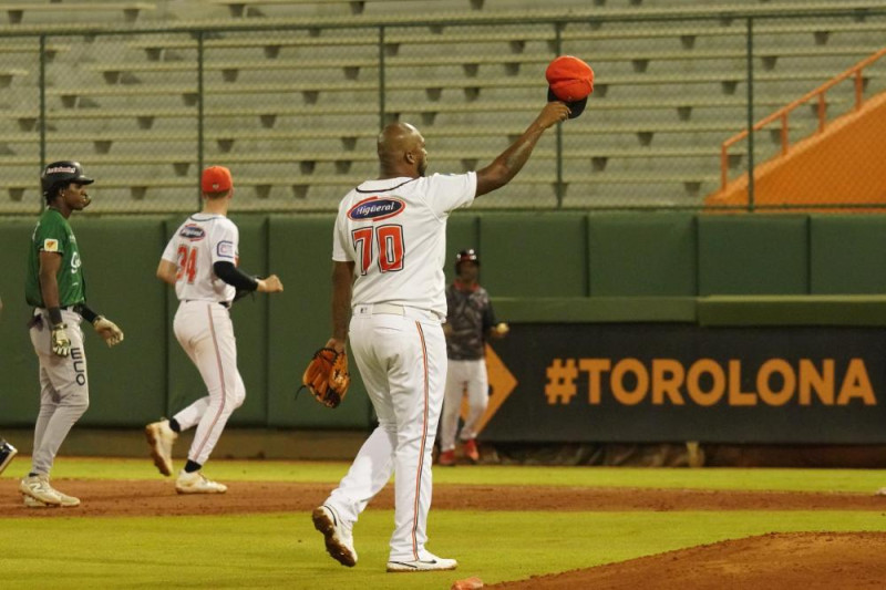 José Rafael “Jumbo” Díaz hace gesto de agradecimiento tras lanzar por última vez en el béisbol dominicano.