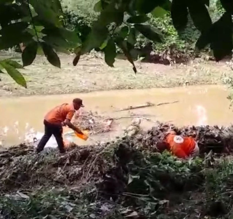 En la comunidad de Los Botados, en Monte Plata, se mantiene la búsqueda del señor Manuel Severino, de 53 años, quien fue arrestado por las aguas del río del mismo nombre.