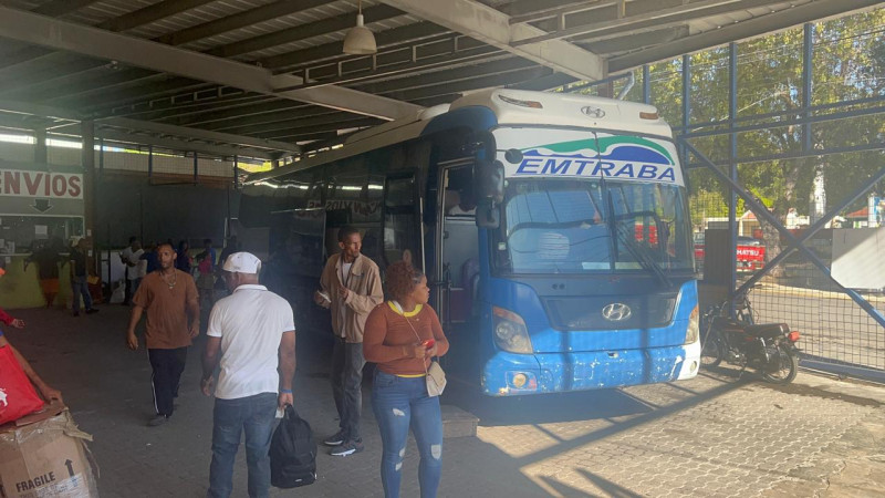 Flujo de pasajeros en parada hacia el interior del país.