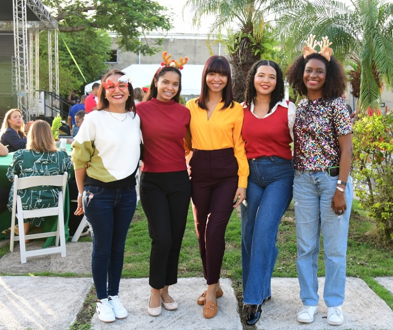 Yudelka Domínguez, Melany Cuevas, Audry Trinidad, Lauren Jiménez y Carolina Pichardo