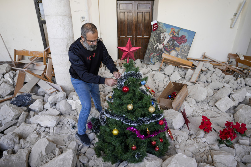 Georges Elia decora un árbol de Navidad dentro de la iglesia de San Jorge