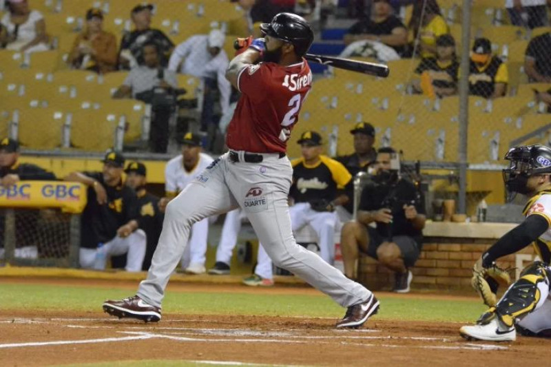 Carlos Peguero conectó cuadrangular.