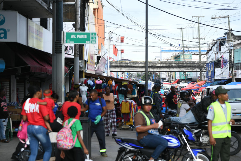 Ciudadanos se encuentran en la Duarte a horas de Nochebuena