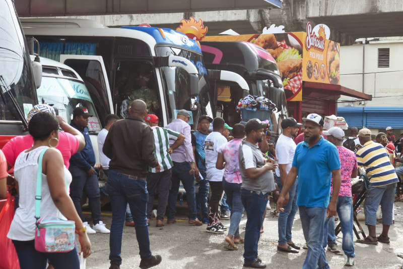 Movimiento de pasajeros en la terminal del Sur, ubica en la avenida Juan Pablo Duarte.