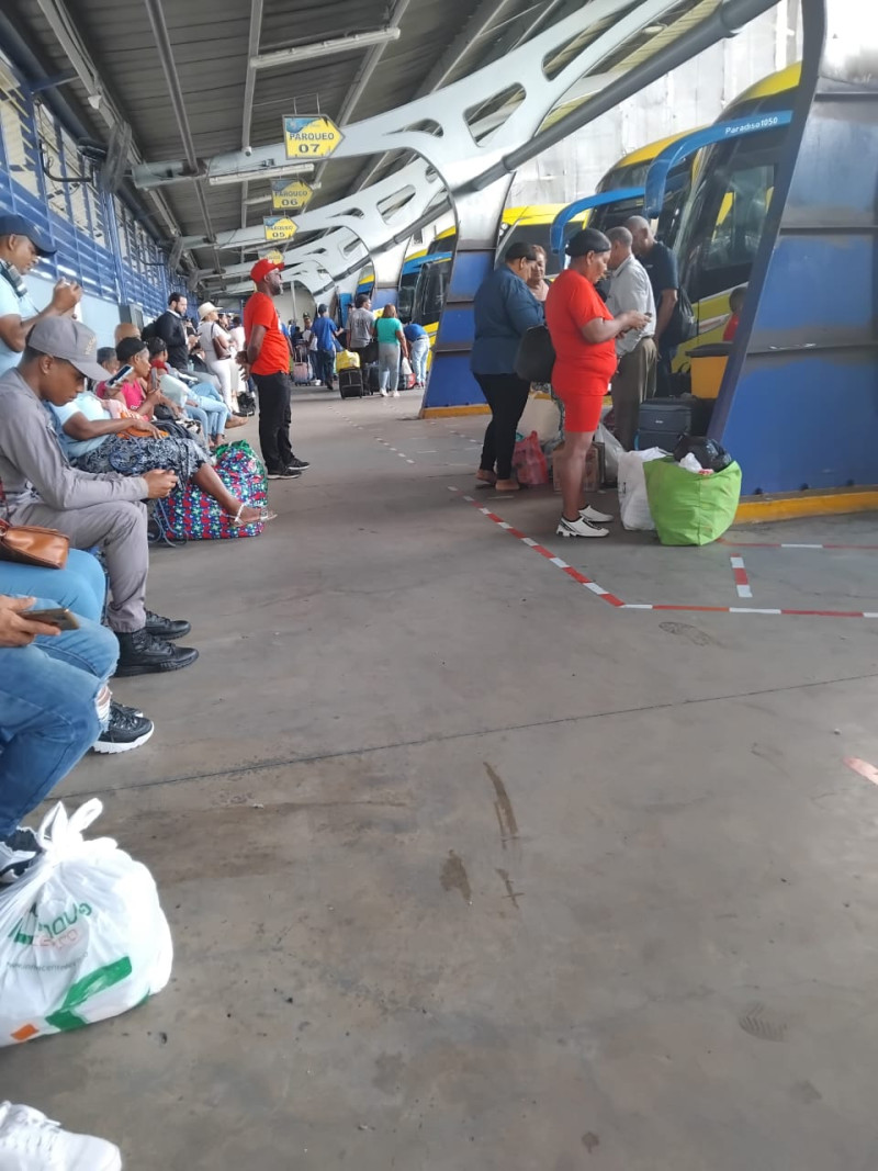 Personas abordando una guagua en Caribe Tours