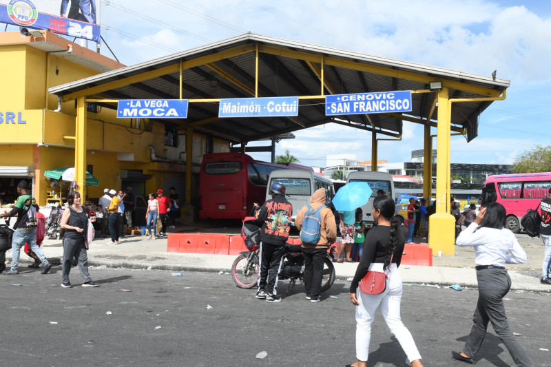 En horas de la mañana y por tratarse de un día de la semana, el flujo de personas dirigiéndose a diferentes provincias del país era considerablemente lento antes de las 12:00 del mediodía.