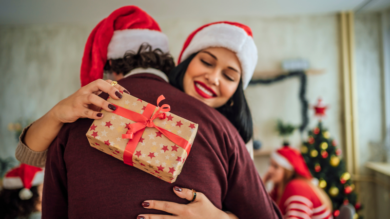 Personas celebrando la Navidad