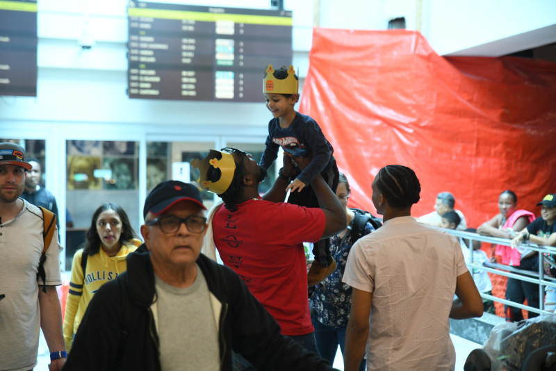 Felicidad en que cada reencuentro se vivía este 24 de diciembre en la terminal de llegadas del Aeropuerto Internacional Las Américas en Santo Domingo