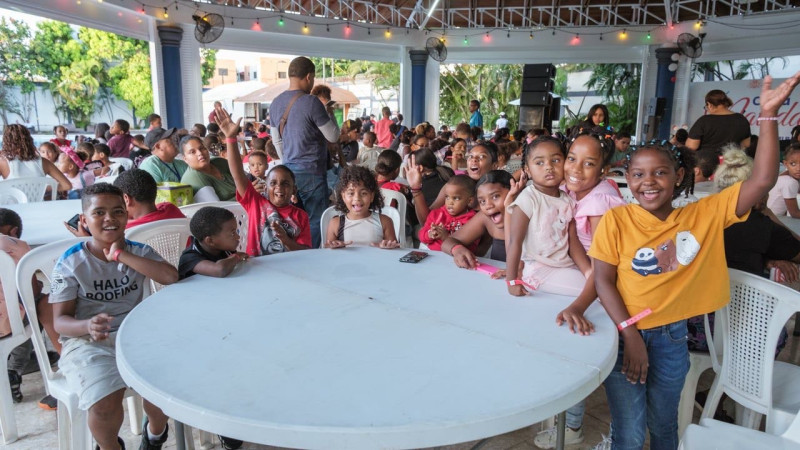 Los niños de las circunscripciones 1, 2 y 3 del Distrito Nacional disfrutaron de una cena navideña y recibieron juguetes