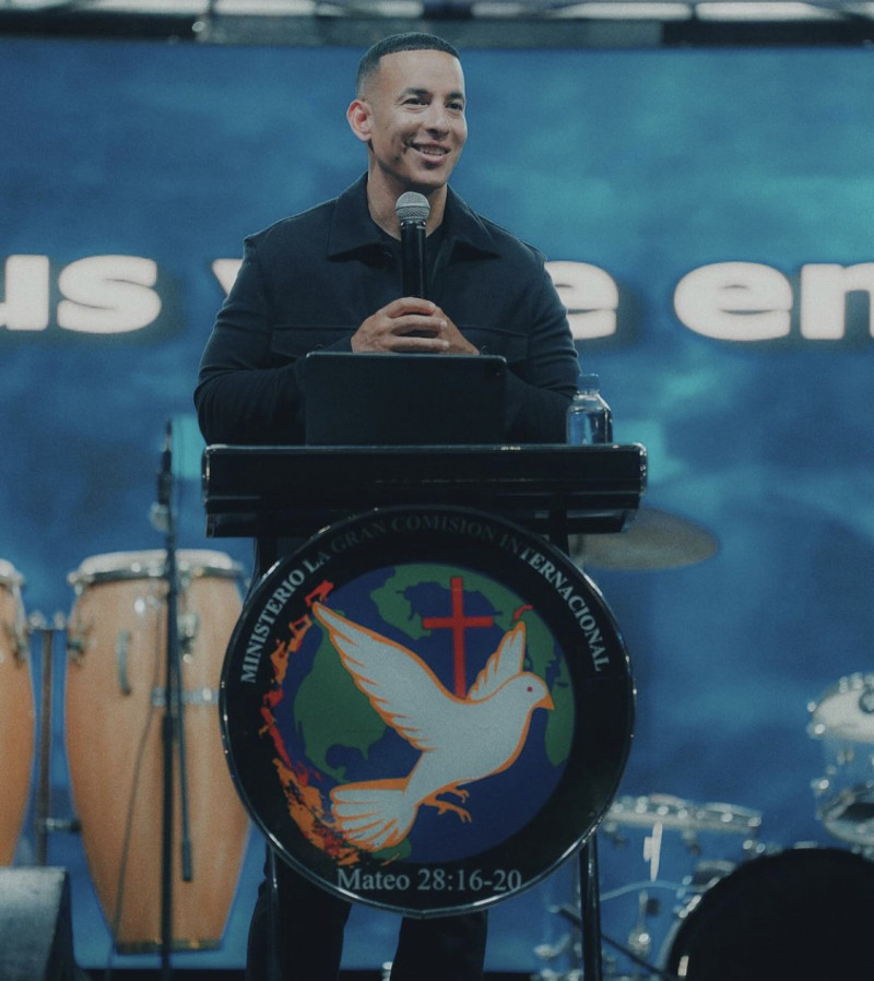 Daddy Yankee durante servicio religioso en iglesia cristiana.