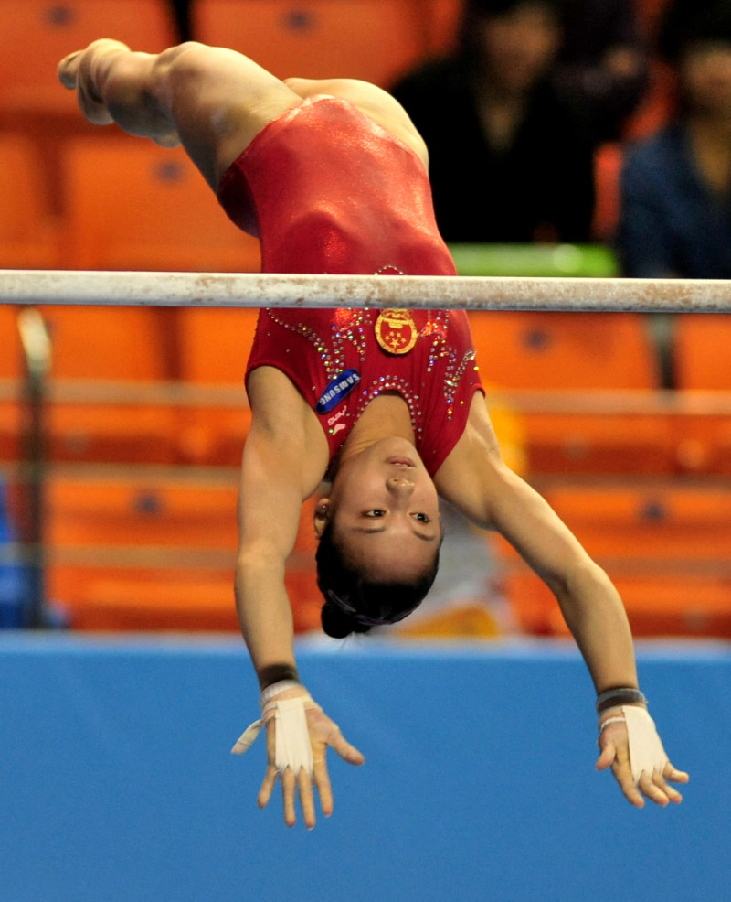 Wu Liufang de China compite durante el concurso de barras asimétricas de la competencia femenina en el 5º Campeonato Asiático de gimnasia artística en Putian, ciudad de la provincia de Fujian, en el sureste de China. el 12 de noviembre de 2012.