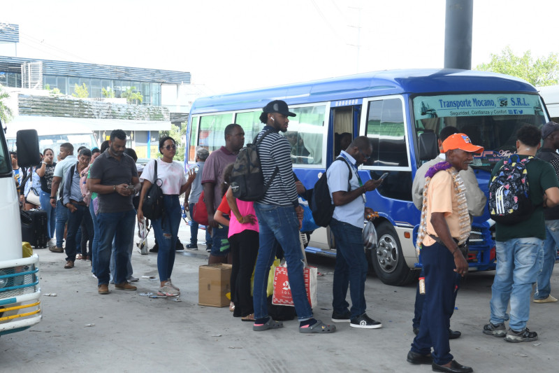 Pasajeros en filas para abordar autobus