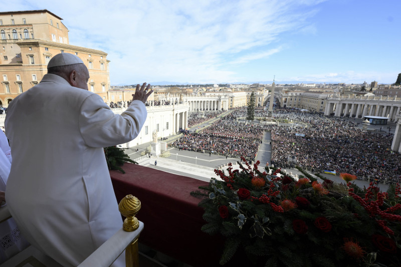 El papa Francisco saludando a los religiosos.