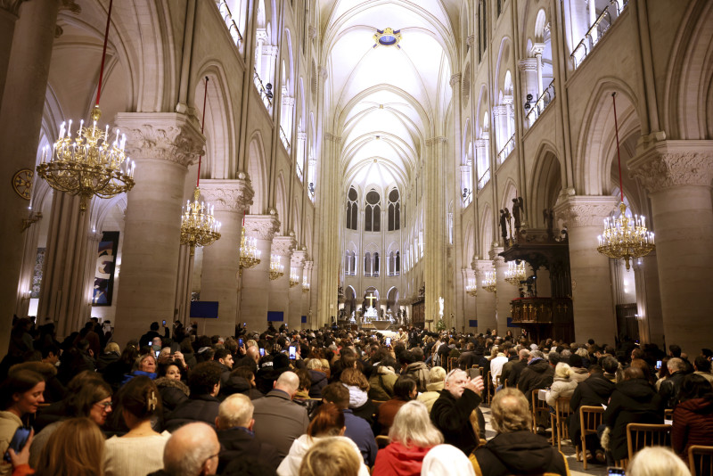 Los fieles se sientan antes de la misa en la catedral de Notre Dame