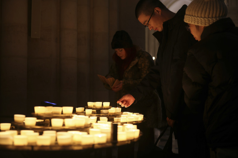 La gente enciende velas en la catedral de Notre Dame