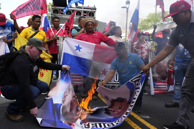 Manifestantes queman una pancarta con la imagen del presidente electo de Estados Unidos, Donald Trump