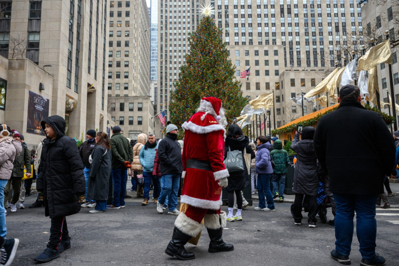 Una persona vestida como Papá Noel que trabaja por propinas espera a los clientes cerca del árbol de Navidad de Rockfeller el día de Navidad el 25 de diciembre de 2024 en la ciudad de Nueva York.