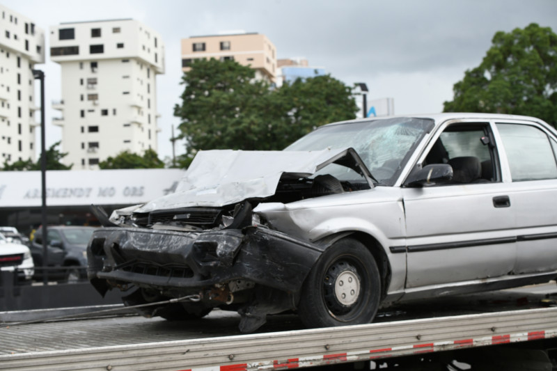 Vehículo accidentado en túnel de la avenida 27 de Febrero es trasladado en grúa.