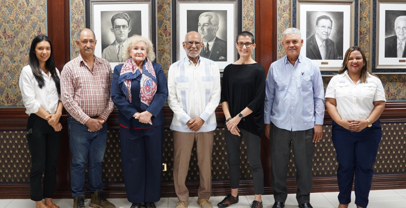 Stephany Morillo y Esteban Polanco, de la Federación de Campesinos Hacia el Progreso; Yvonne Arias, coordinadora del Encuentro Verde de Listín Diario; Leonardo Mercedes, de la Coalición Enriquillo; Michela Izzo, de Guakía Ambiente; Luis Carvajal, presidente de la Comisión Ambiental de la Universidad Autónoma de Santo Domingo; y Heidy Santana, coordinadora ambiental de la fundación Propagás.