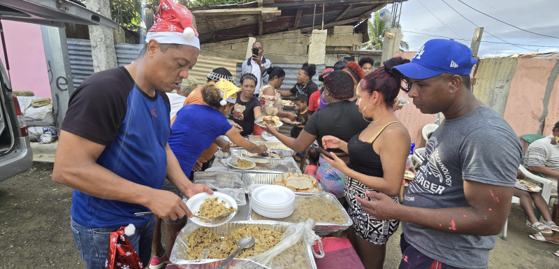 Los vecinos de la familia también fueron beneficiados por las autoridades.