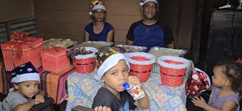 La familia pudo disfrutar la cena de Nochebuena en un comedor nuevo, uno de los obsequios que han recibido.