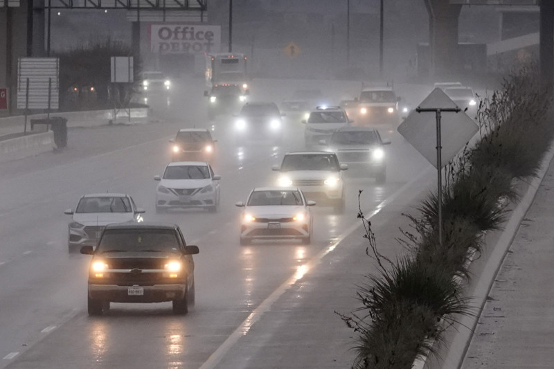 Los vehículos avanzan por una carretera empapada por la lluvia en Dallas