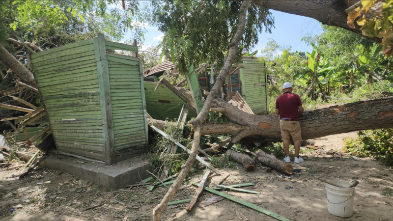 La casa de Nidia Altagracia Suárez (Mirita) fue destruida al caerle un árbol encima.