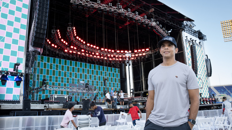 Saymon Díaz durante encuentro con la prensa en el Estadio Olímpico, donde Aventura tiene programado cuatro conciertos.