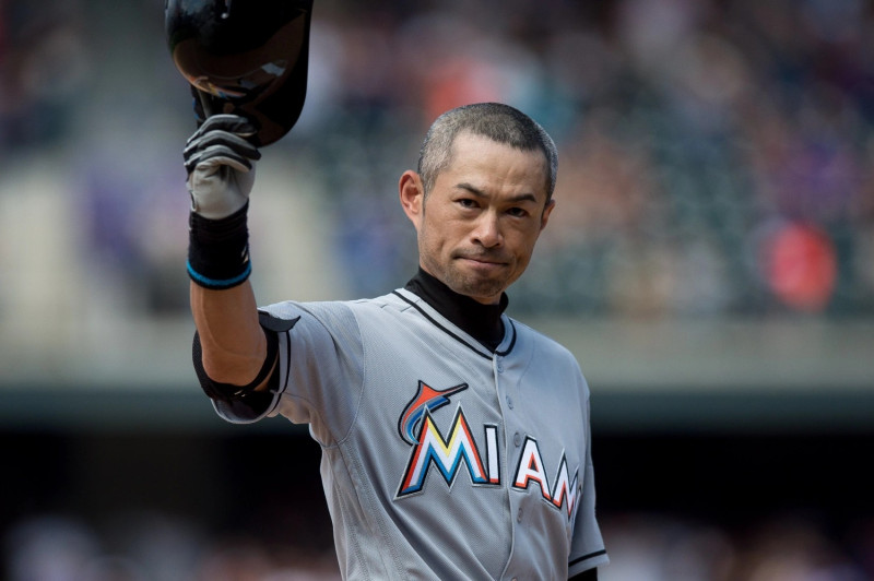 Ichiro da gracias a sus compañeros luego de conectar su hit 3,000.