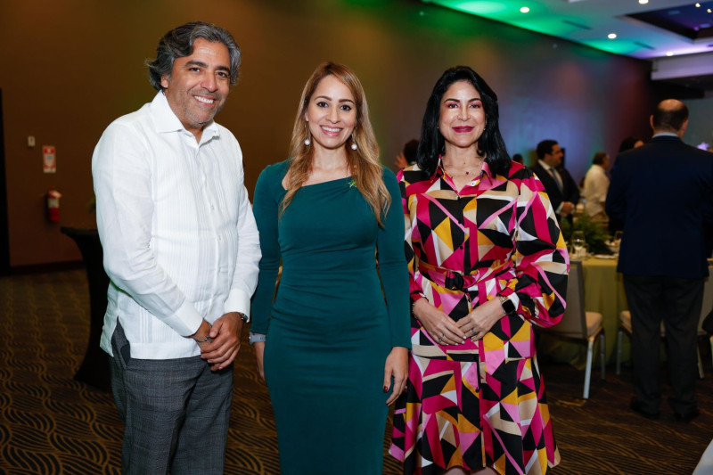 Carlos Mejía, Alina Victorio y Amelia Reyes Mora.