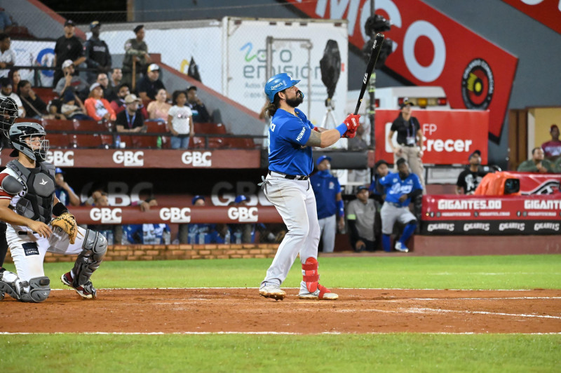 Jorge Alfaro se queda parado tras conectar el jonrón de la ventaja ante los Gigantes.