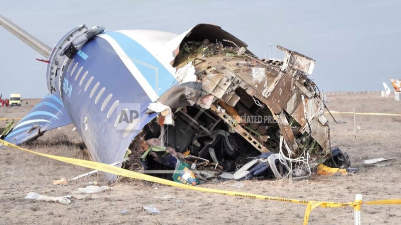 Los restos del avión Embraer 190 de Azerbaijan Airlines en el suelo cerca del aeropuerto de Aktau, Kazajistán.