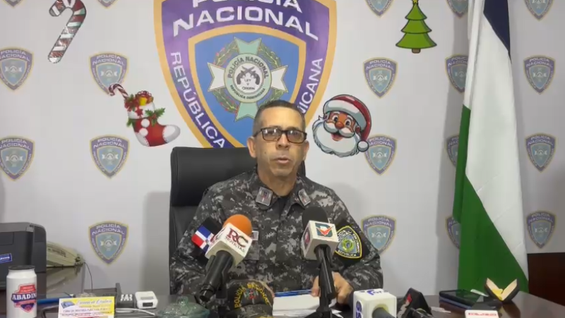 Fotografía muestra al portavoz de la Policía Nacional, Diego Pesqueira, hablando sobre el hecho ocurrido en el barrio 27 de Febrero.