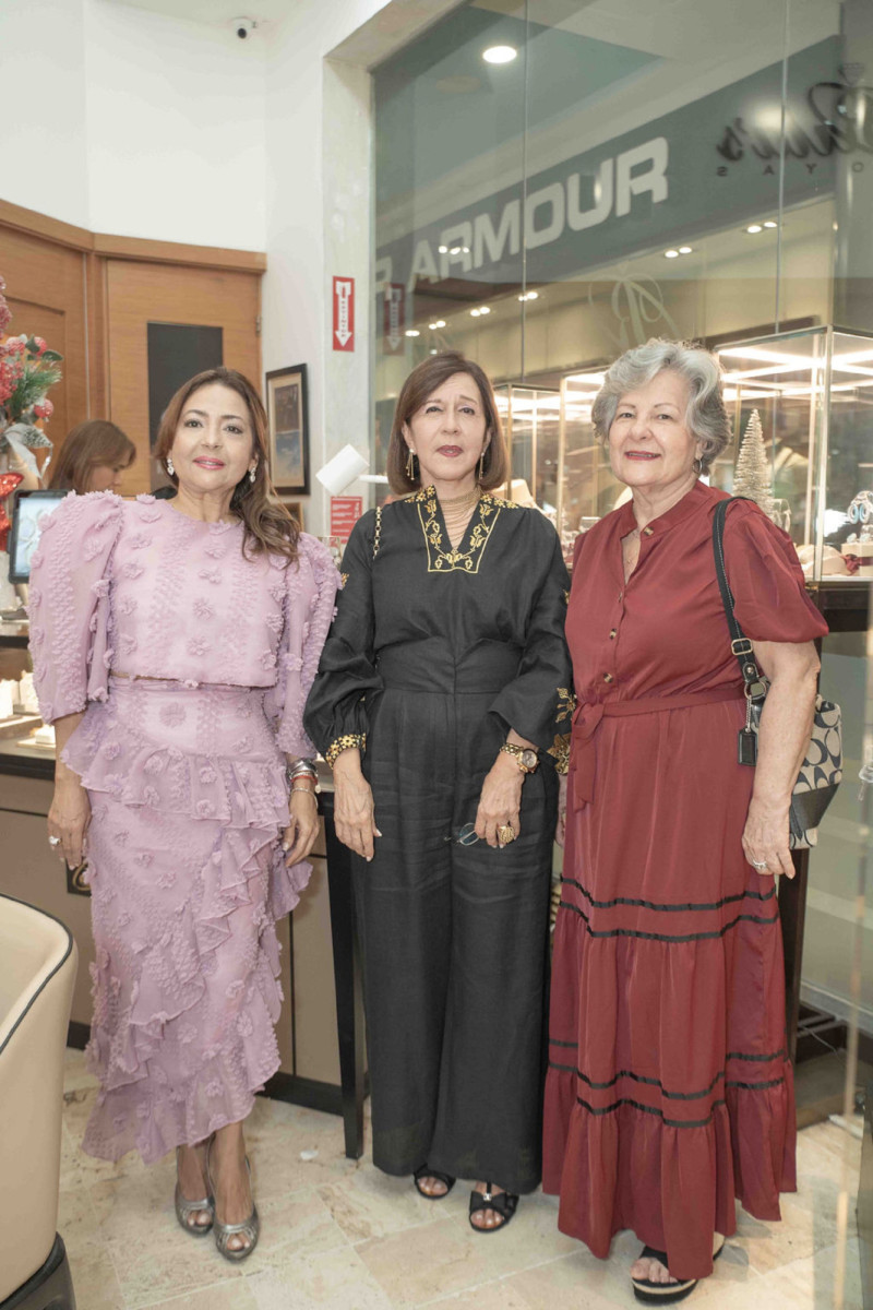 Aura Peralta, Asunción Canaán de Gómez y Milagros Romero.