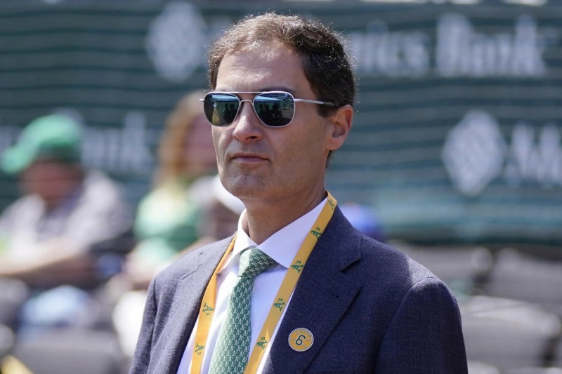 Dave Kaval, presidente de los Atléticos de Oakland, espera el inicio de un juego ante los Mets de Nueva York, el domingo 16 de abril de 2023.