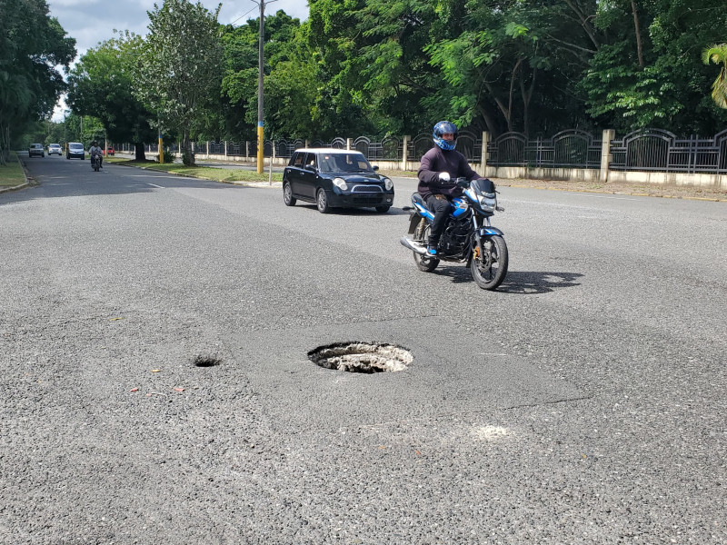 Los filtrantes sin tapas son un problema en el Gran Santo Domingo, donde abundan, pese a que las autoridades prometieron taparlos