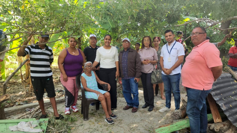 Doña Nidia Altagracia Suárez Pérez, alias “Mirita”, rodeada de familiares, está muy contenta por la respuesta de las autoridades para construirle su casita, destruida por un grueso y frondoso árbol.