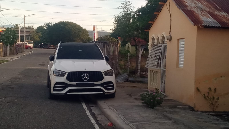 jeepeta marca Mercedes Benz estacionada en Guanito