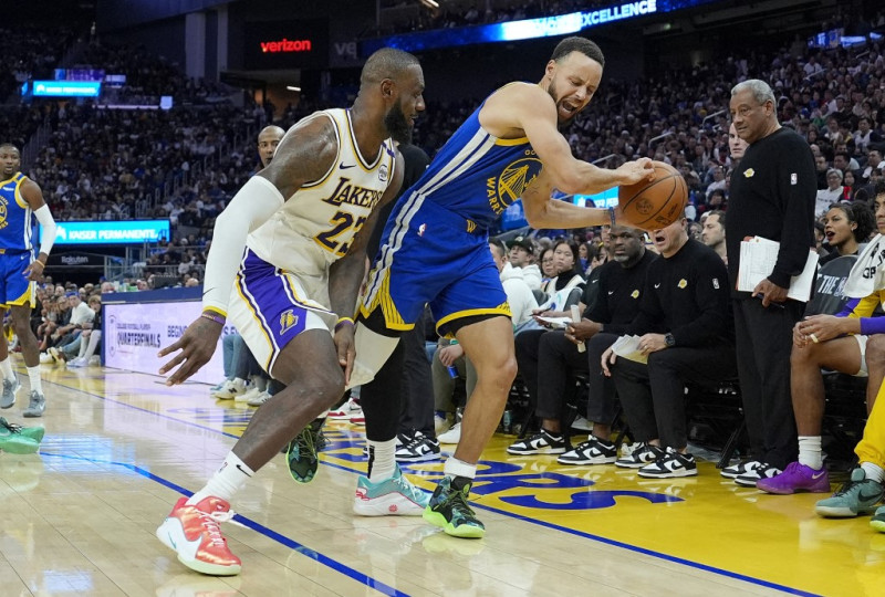 Stephen Curry recibe una falta de LeBron James durante la segunda mitad en el Chase Center el 25 de diciembre de 2024 en San Francisco, California