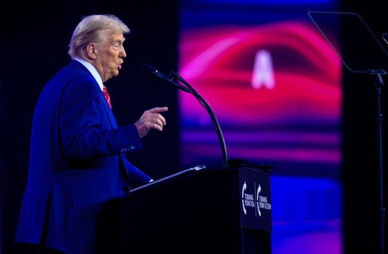 El presidente electo de Estados Unidos, Donald Trump, habla durante el festival anual AmericaFest 2024 de Turning Point en Phoenix, Arizona, el 22 de diciembre de 2024