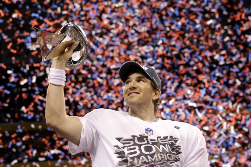 Eli Manning celebra luego de la victoria en el Super Bowl del 2012.