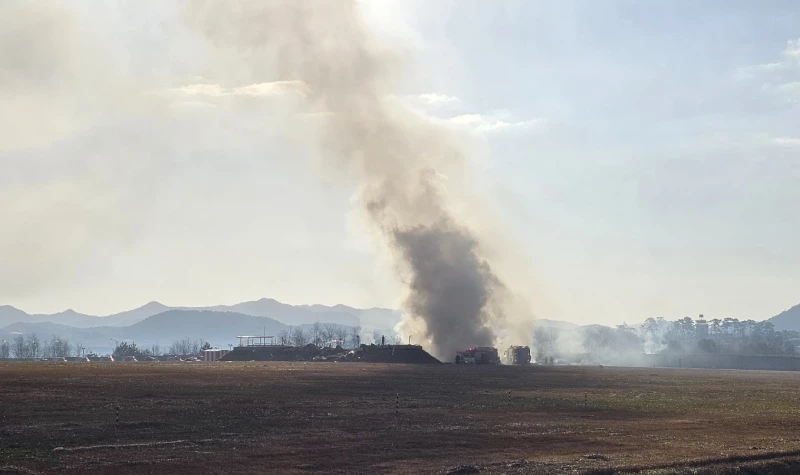 Los bomberos trabajan para extinguir un incendio en la pista del Aeropuerto Internacional de Muan, en Muan, Corea del Sur, el domingo 29 de diciembre de 2024.