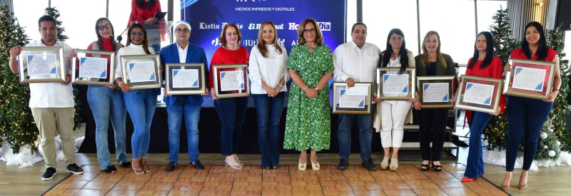 Al centro Gema Hidalgo, administradora general y Patricia Hernández, directora del área Comercial, junto a los galardonados