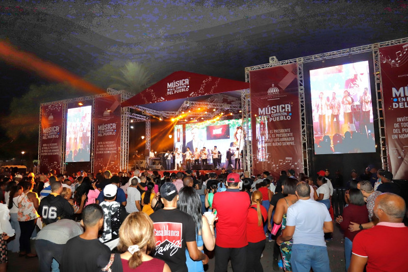 Parte de la multitud congregada en el Parque Eugenio María de Hostos en Santo Domingo.