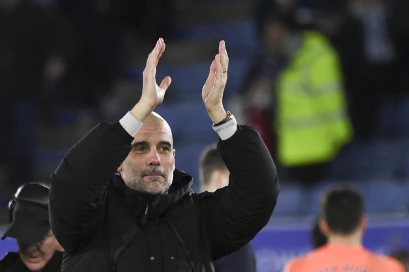 El entrenador del Manchester City Pep Guardiola saluda a la afición al final del encuentro de la Liga Premier ante el Leicester el domingo 29 de diciembre del 2024.