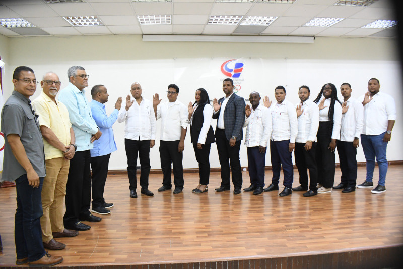 Gilberto García toma el juramento a la nueva directiva de la Federación Dominicana de Hockey.